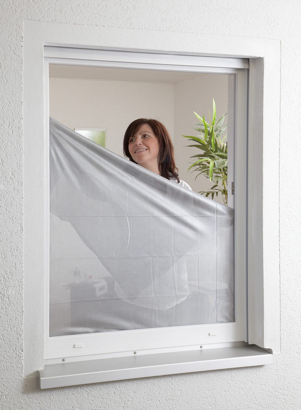 Sonnenschutz-Fliegengitter_für_Fenster_hecht international GmbH